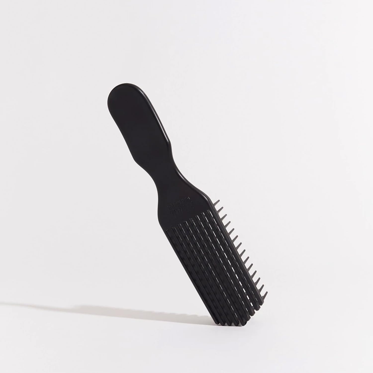Felicia Leatherwood Desenredante negro con mango ergonómico para un agarre cómodo