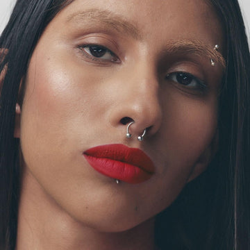 Fenty Icon Velvet Labial Líquido textura sedosa y suave