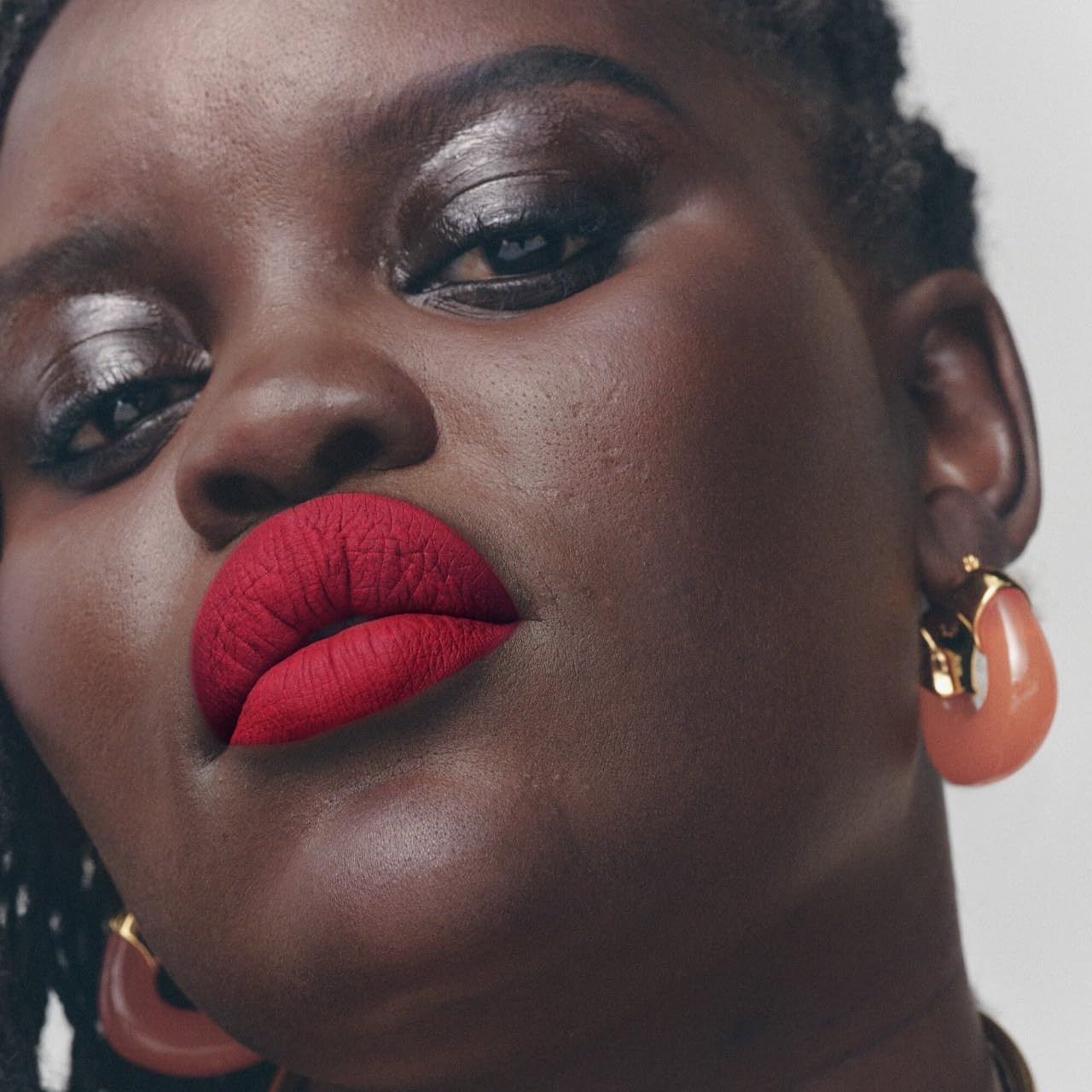 Fenty Icon Velvet Labial Líquido tono intenso en una pasada