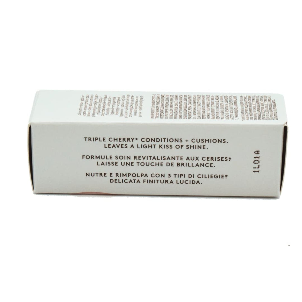 Utilisation rapide de Cherry Treat pour lèvres hydratées et brillantes.