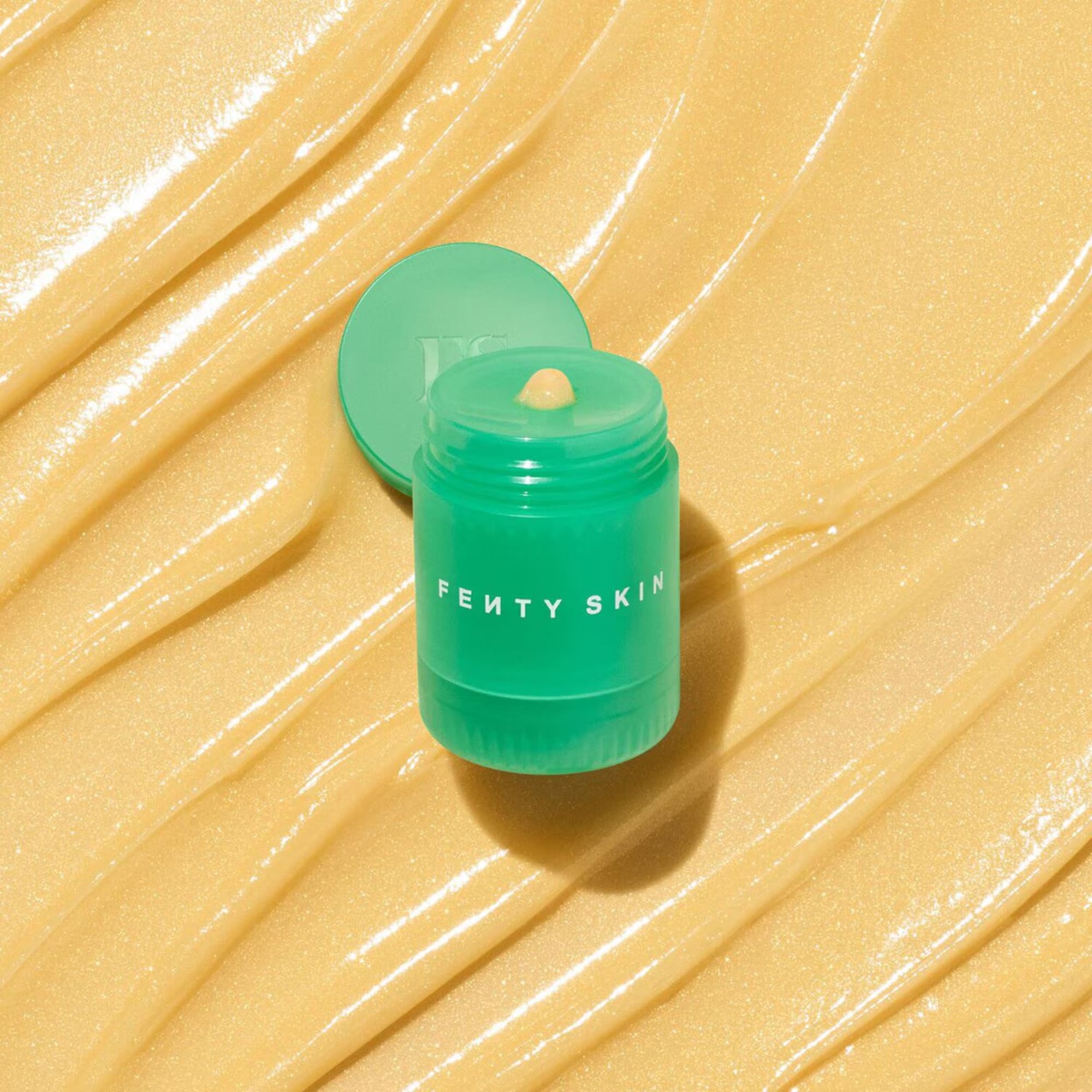Textura cremosa de Fenty Skin Plush Puddin para nutrición suave y constante.