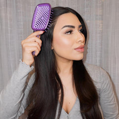 FHI Heat UNbrush para cabello húmedo se desenreda con comodidad gracias al diseño ventilado.