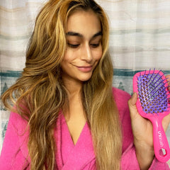 FHI Heat UNbrush facilita desenredado en cabello húmedo.