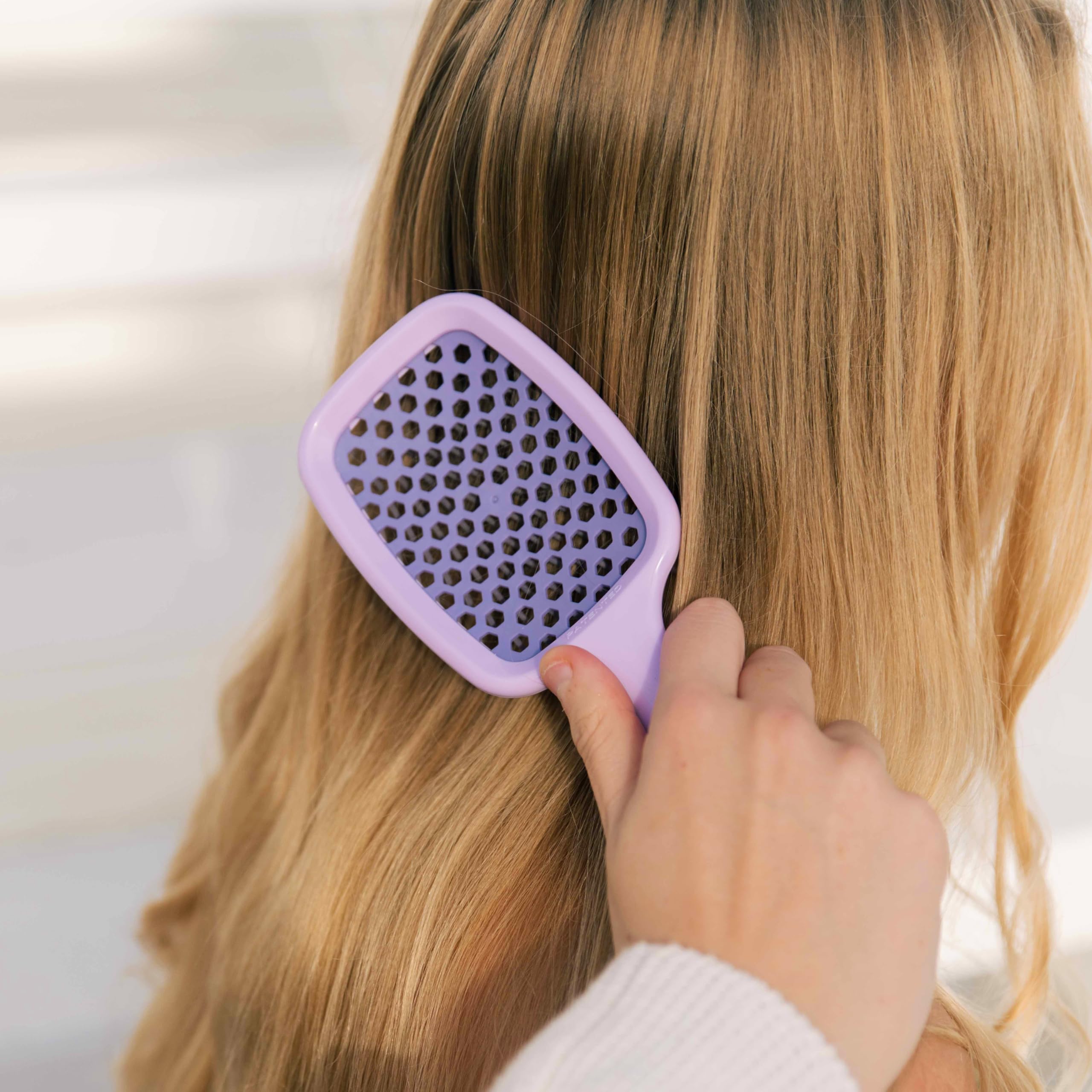 UNbrush desenreda con suavidad y deja el cabello suave.