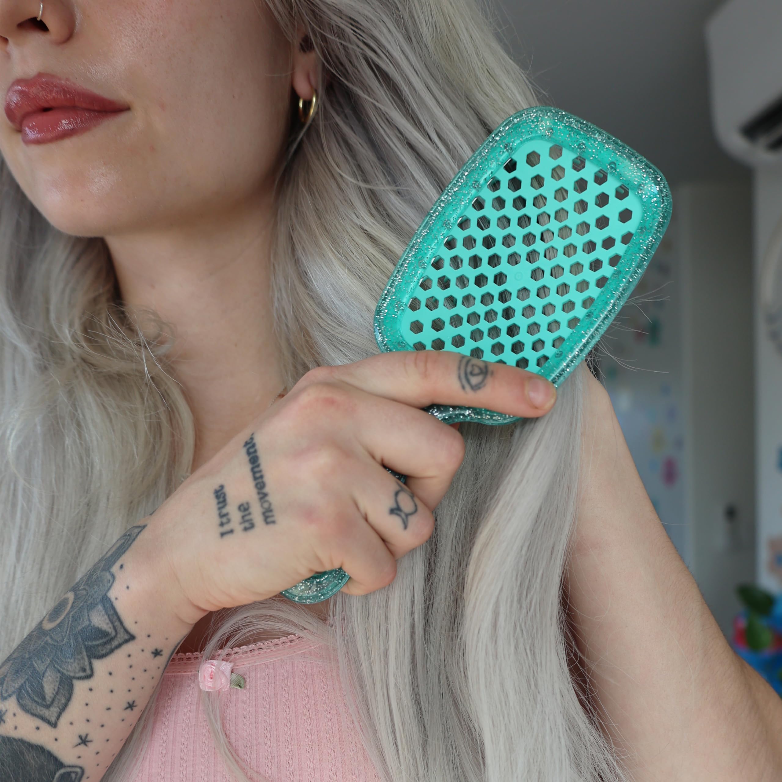 Mango ergonómico de UNbrush para maniobras precisas.