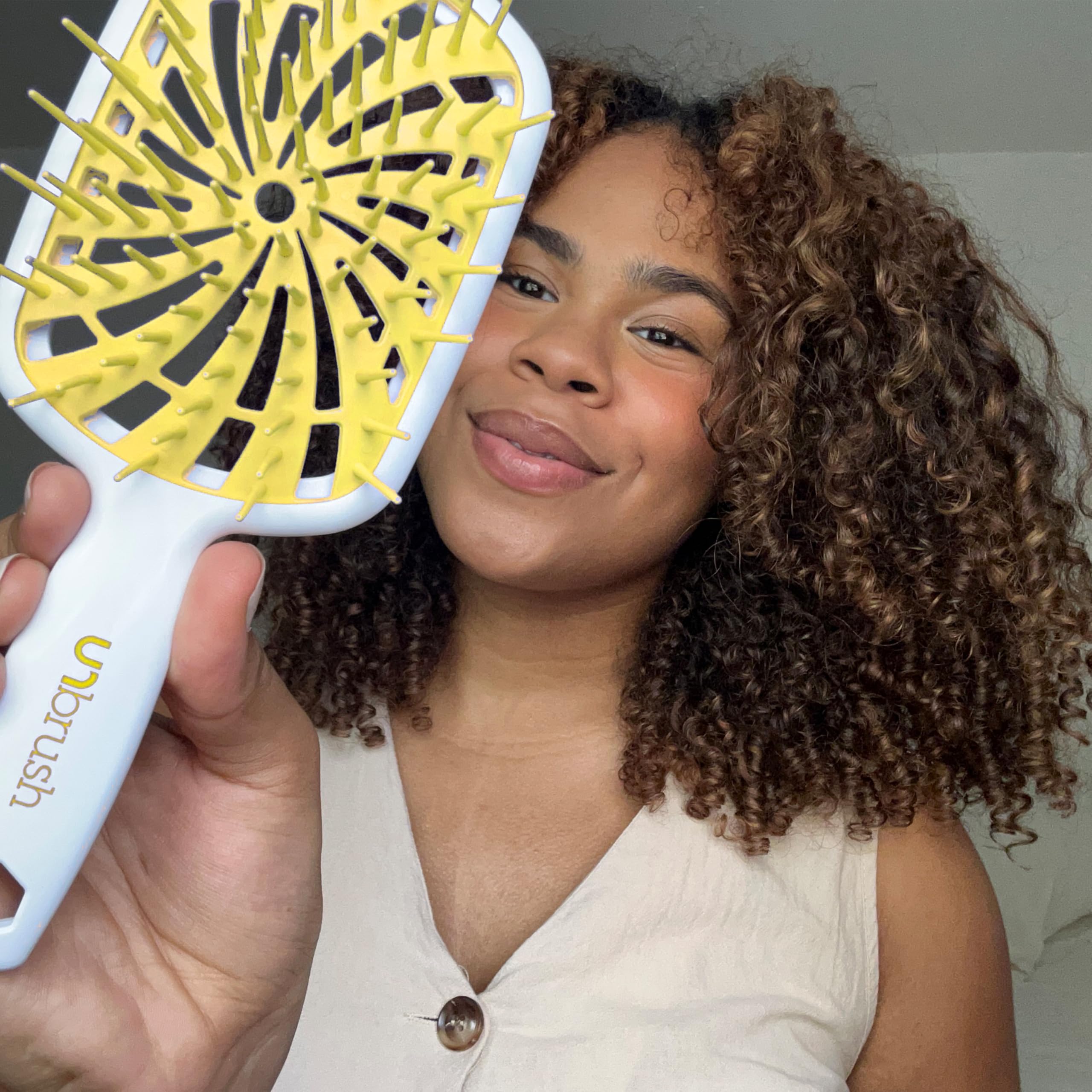 UNbrush Plus es perfecto para toda la familia en rutinas diarias de peinado.