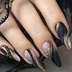 Uñas FIEONCIY almendra media, brillo negro con línea dorada, look elegante.