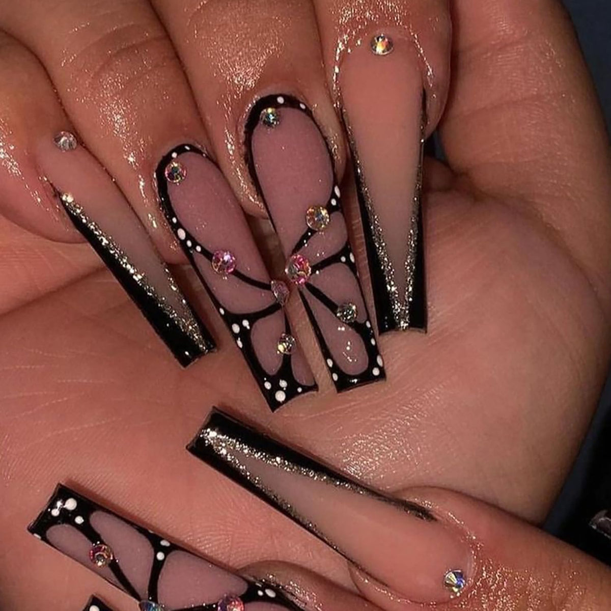 Uñas FIEONCIY largas en forma ataúd negras brillantes para manicura rápida en casa.