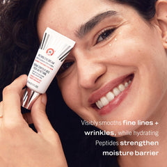 Application autour des yeux First Aid Beauty, douceur naturelle et confort