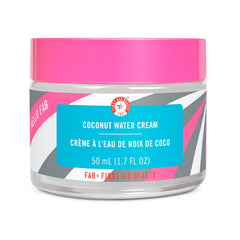 First Aid Beauty crema agua de coco en envase, hidratación ligera para uso diario