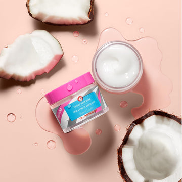 Ingredientes clave de la crema agua de coco y ácido hialurónico de First Aid Beauty