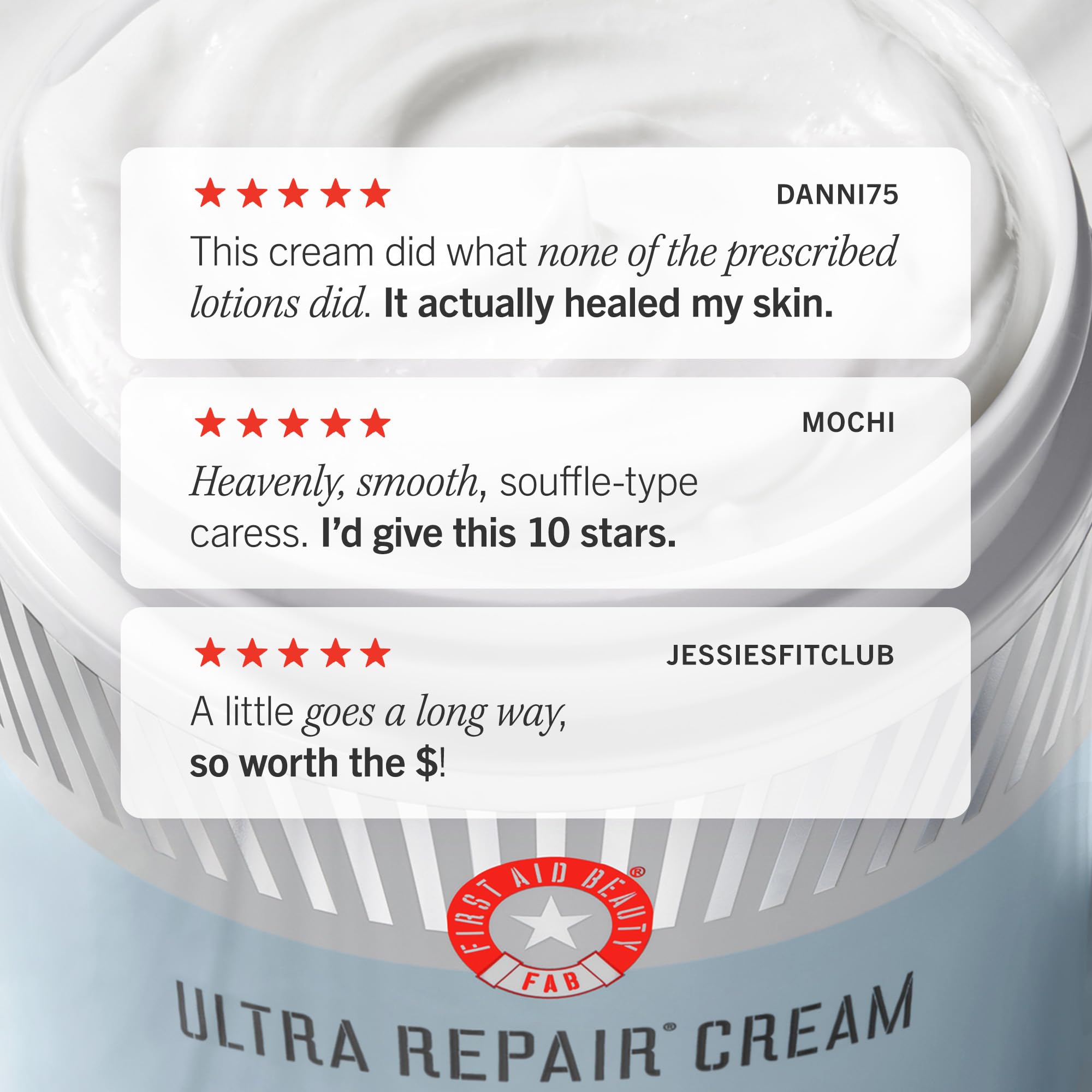 Textura rica de First Aid Beauty crema de reparación intensiva envuelve la piel.