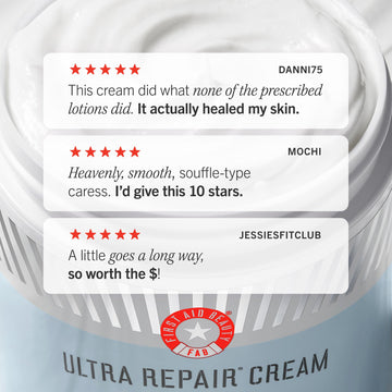 Textura rica de First Aid Beauty crema de reparación intensiva envuelve la piel.
