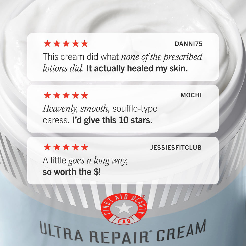 Textura rica de First Aid Beauty crema de reparación intensiva envuelve la piel.