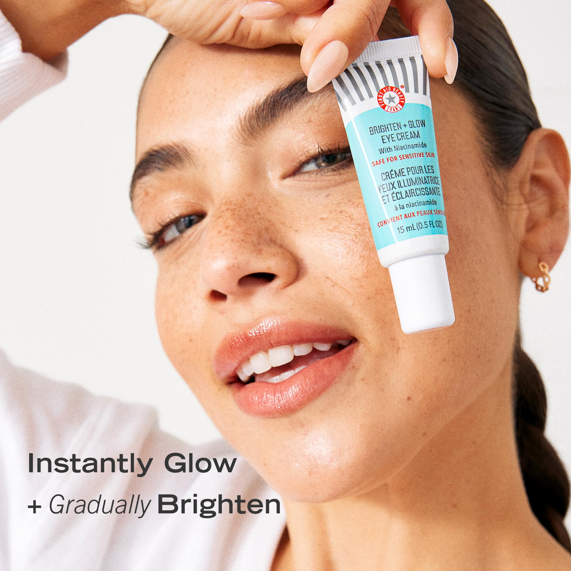 First Aid Beauty Crème Yeux hydratation durable pour regard reposé.