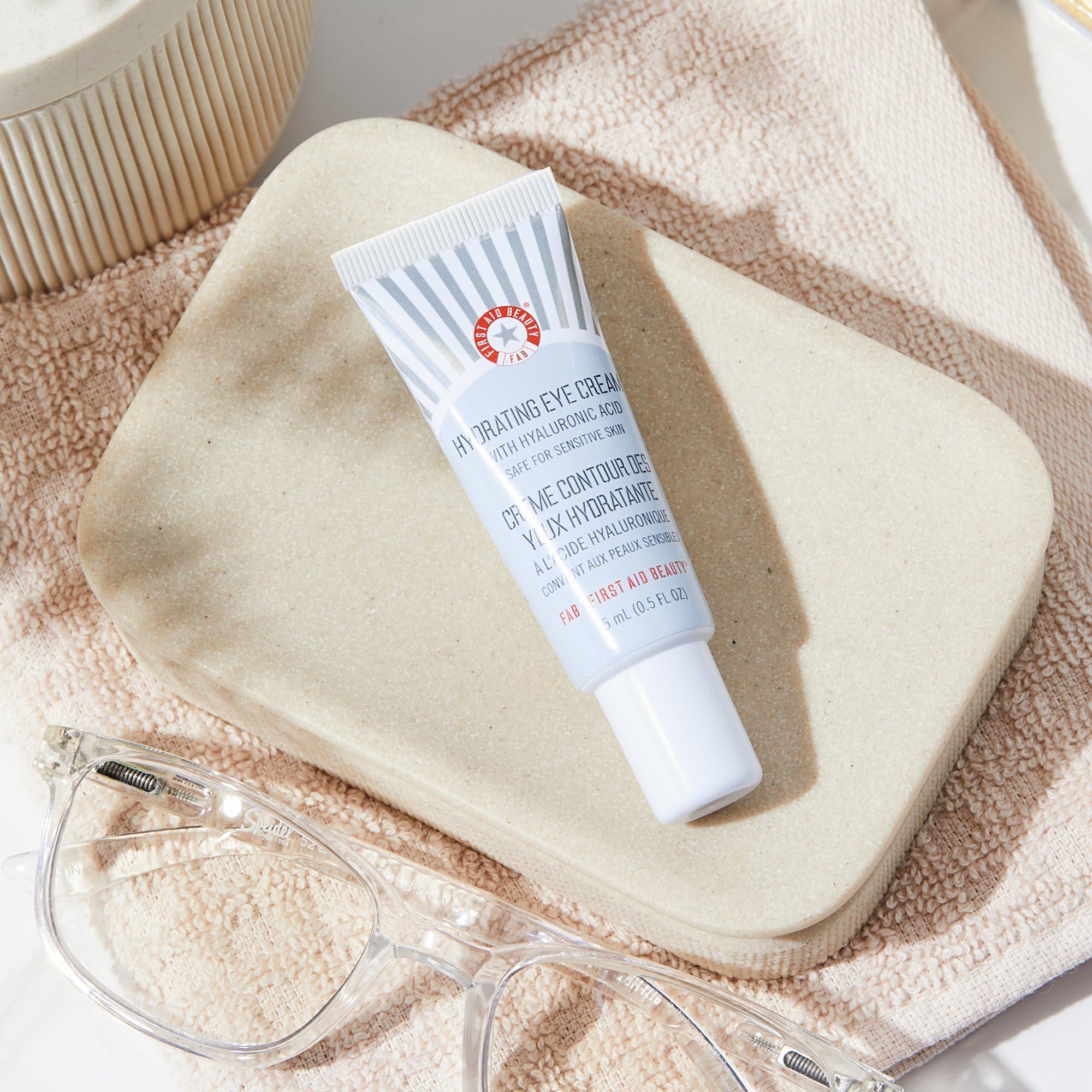 Emballage recyclable du soin contour des yeux First Aid Beauty, respectueux de l'environnement.