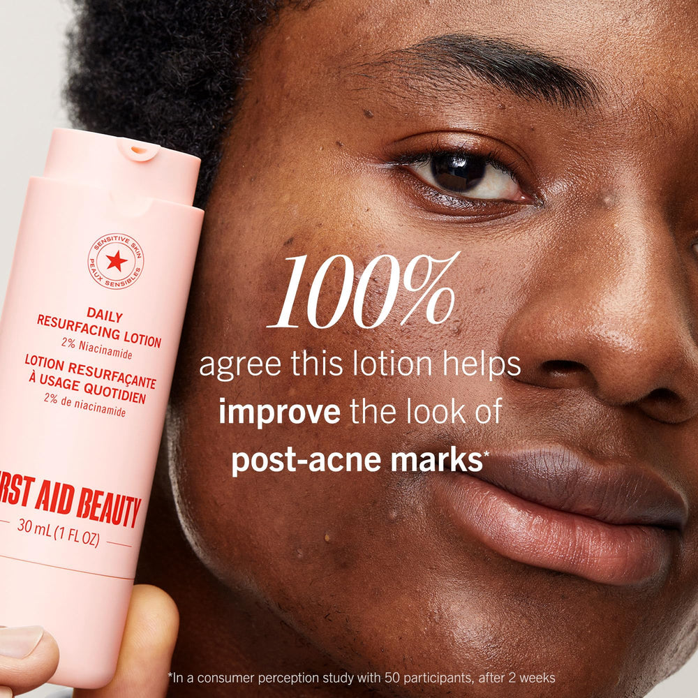 First Aid Beauty Envase compacto de 1 oz para cuidado diario.