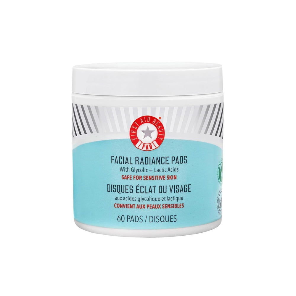 First Aid Beauty discos exfoliantes Radiance en empaque, exfolían suavemente y preparan la piel para el día.