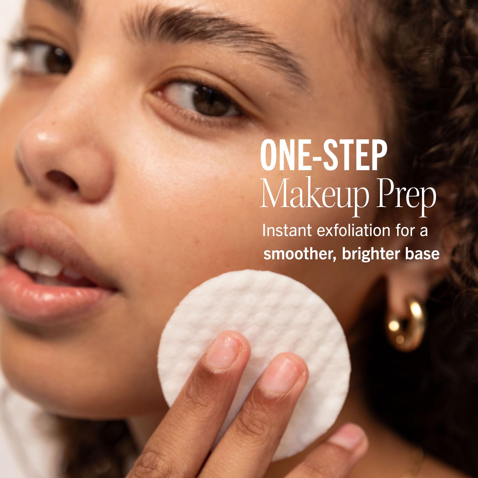 First Aid Beauty Facial Radiance Pads, textura satinada, exfoliación diaria para tono uniforme.