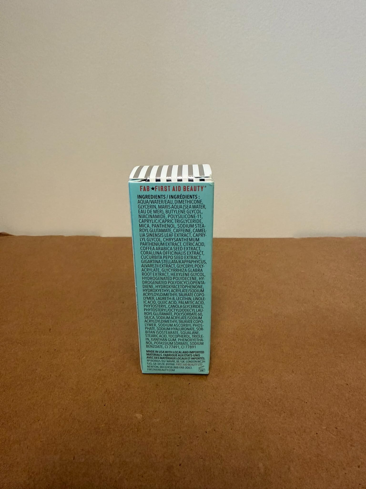 First Aid Beauty Formule sans alcool et sans parfum artificiel.