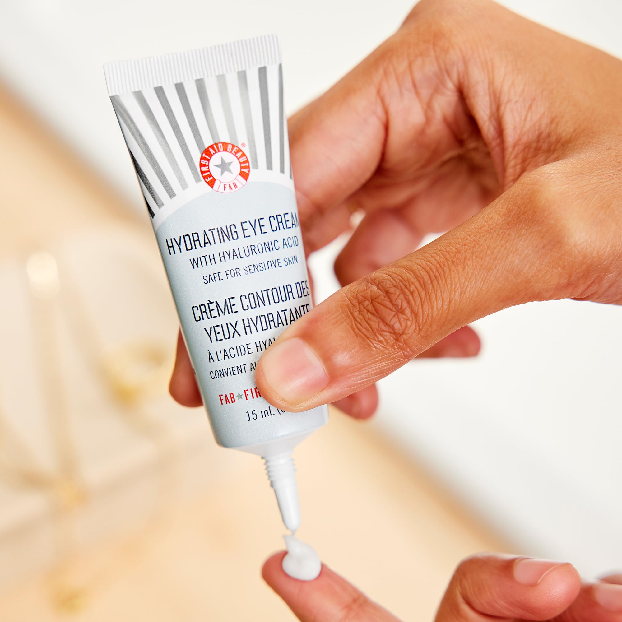 Application en massage de la crème contour des yeux First Aid Beauty pour lisser les ridules.