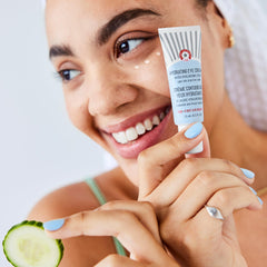 Texture crèmeuse de la crème contour des yeux First Aid Beauty pour soin doux et efficace.