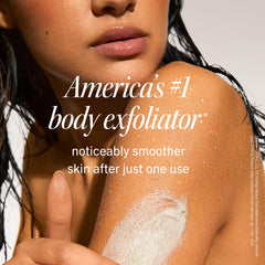 KP Bump Eraser aplicado en la palma para exfoliar suavemente