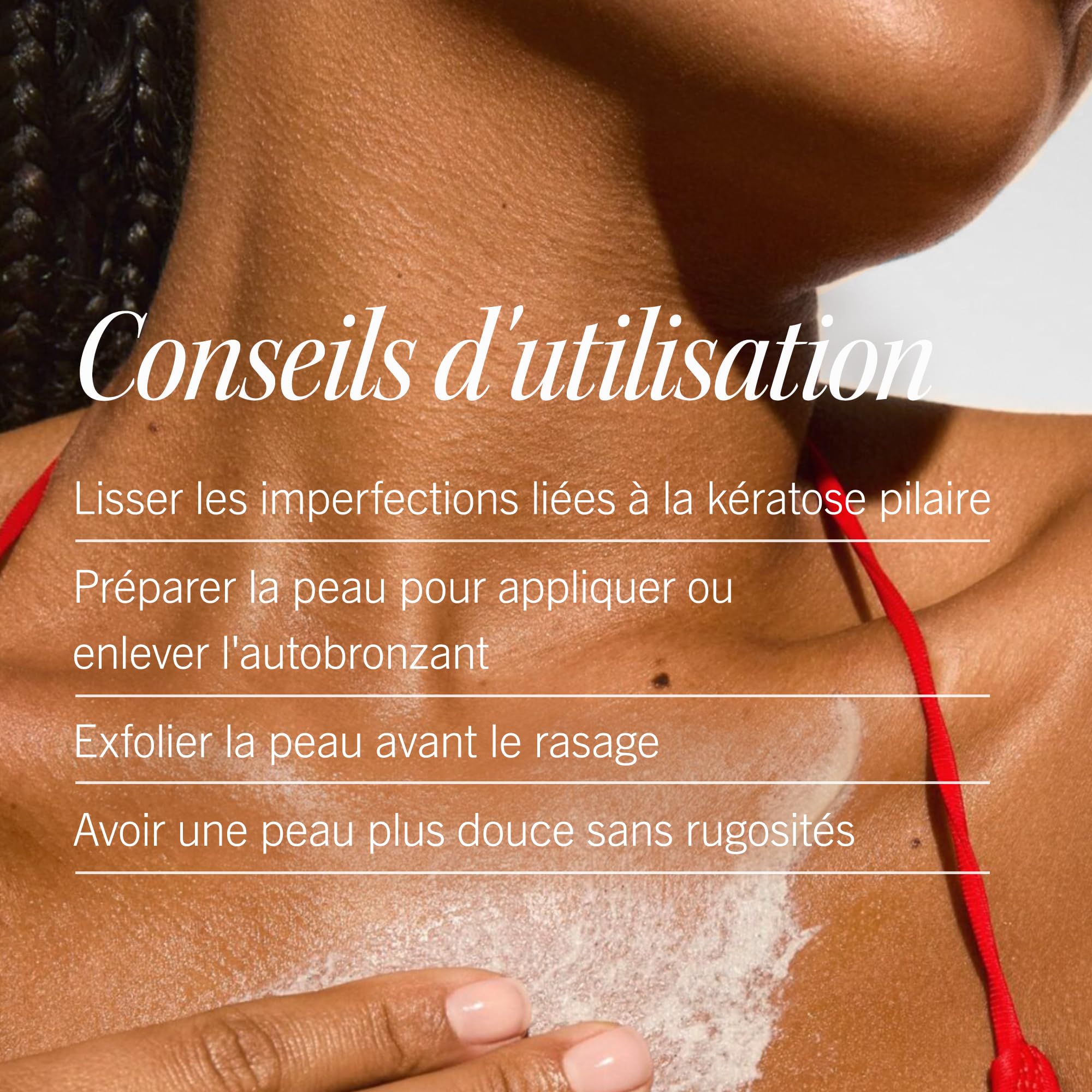 Main appliquant le gommage avec gestes de massage doux.