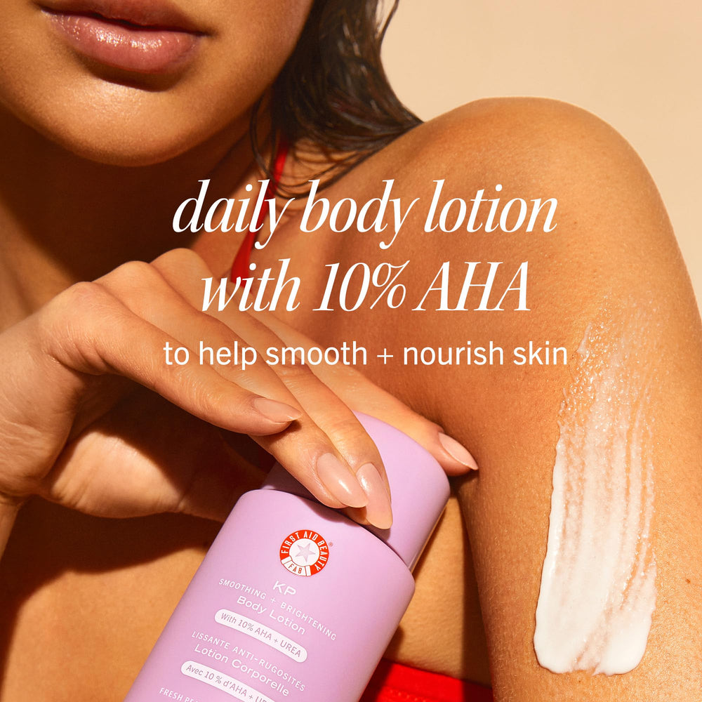 Textura cremosa de First Aid Beauty KP Smoothing para piel suave