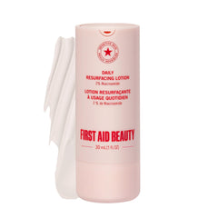 First Aid Beauty loción ácido láctico para piel propensa al acné, retexturiza suavemente.