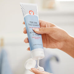 First Aid Beauty Pure Skin, sin sulfatos, ideal para piel sensible.