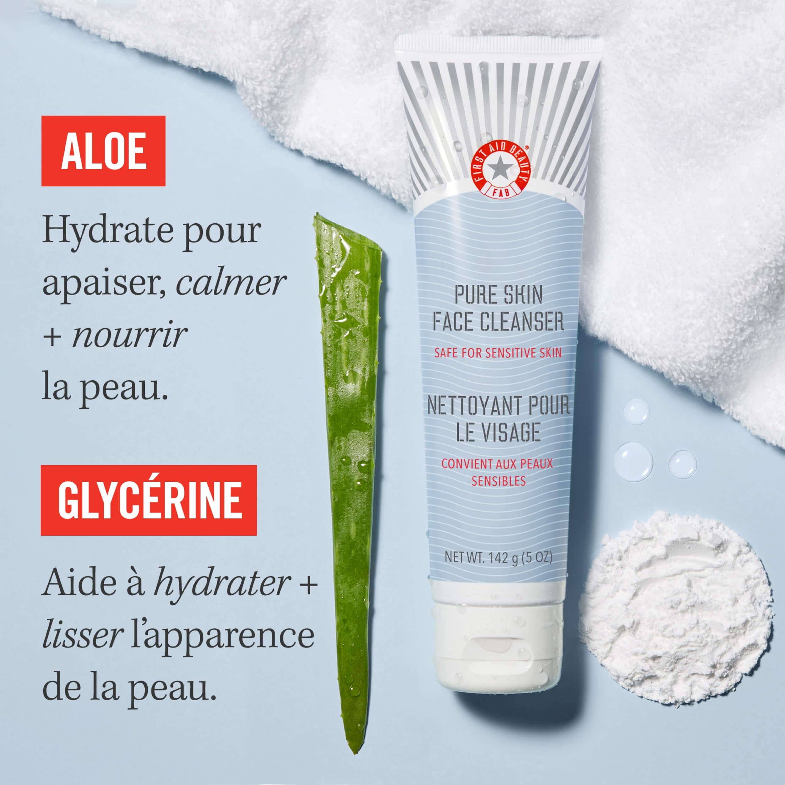 First Aid Beauty Pure Skin Face Cleanser durante rutina de limpieza facial suave.