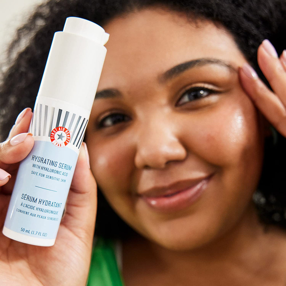 Gota de serum sobre piel, hidratación instantánea con First Aid Beauty