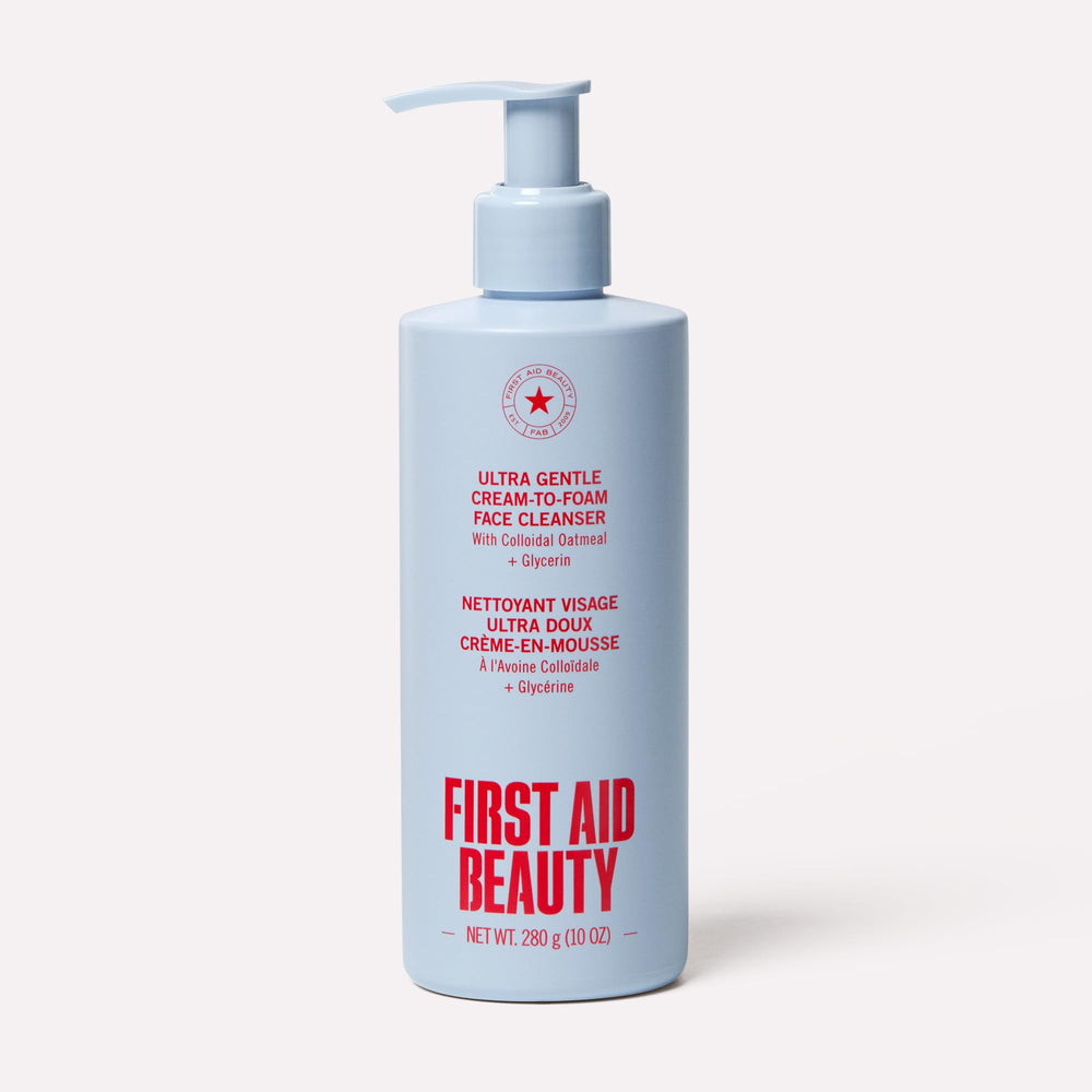 First Aid Beauty Ultra Gentle, botella 10 oz, vertido suave para desmaquillar sin irritación.