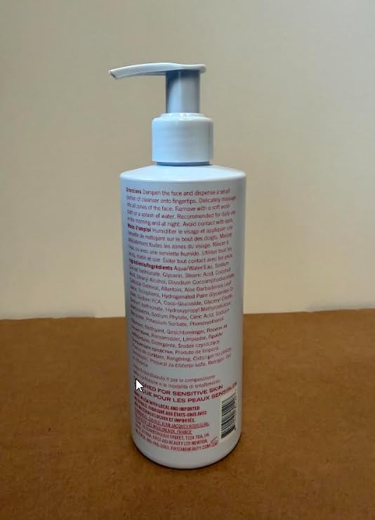 First Aid Beauty Ultra Gentle, libre de crueldad y vegano para una experiencia limpia.