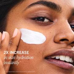 Texture mousseuse de First Aid Beauty Ultra Repair Cream pour hydratation rapide