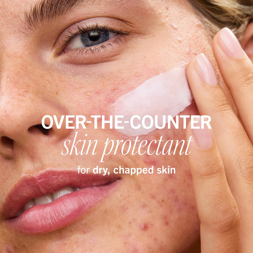 First Aid Beauty bálsamo en aplicación diaria para piel irritada y sensible.