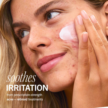 Avena coloidal en fórmula First Aid Beauty para renovación de la piel.