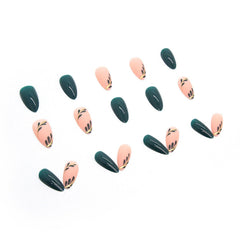 FJSMTOPl detalle de diseño hoja dorada en uñas en almendra, estilo elegante.
