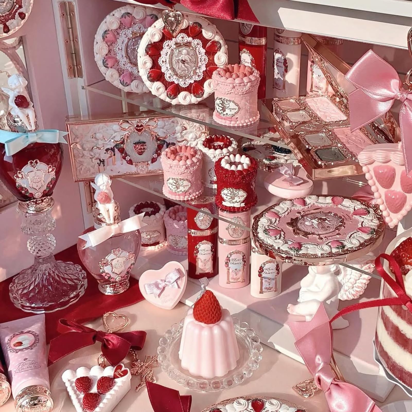 Flower Knows Strawberry Cupid: caja regalo elegante, lista para sorprender y regalar.