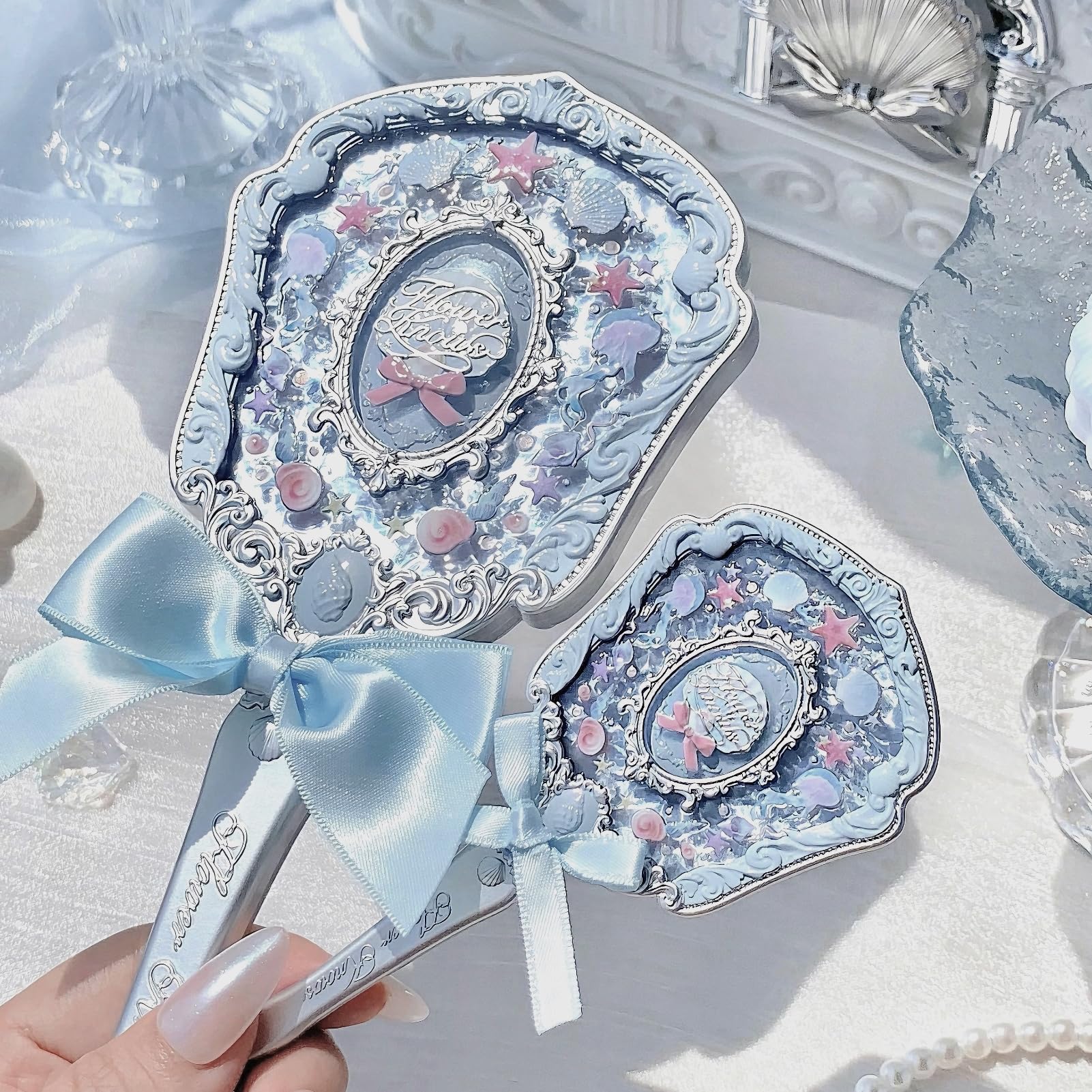 Flower Knows Shell's Jewel aro-satin, toque suave que complementa tu estilo