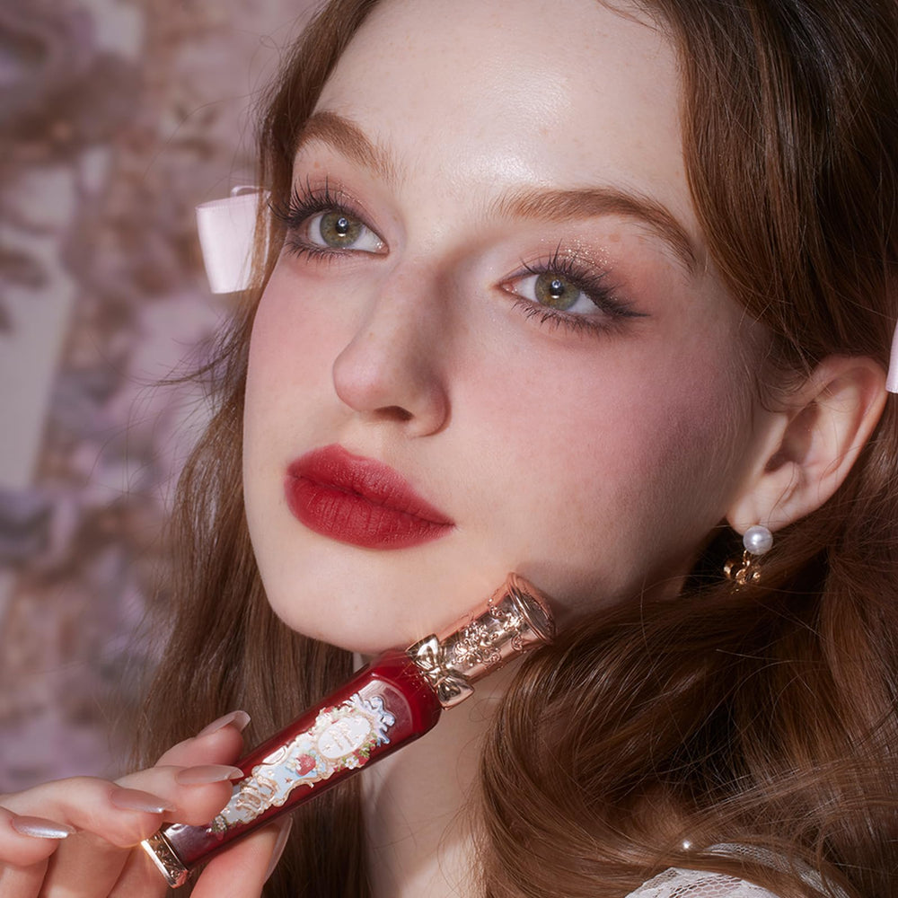 Flower Knows líneas de labio suavizadas, acabado uniforme y labios más lisos.