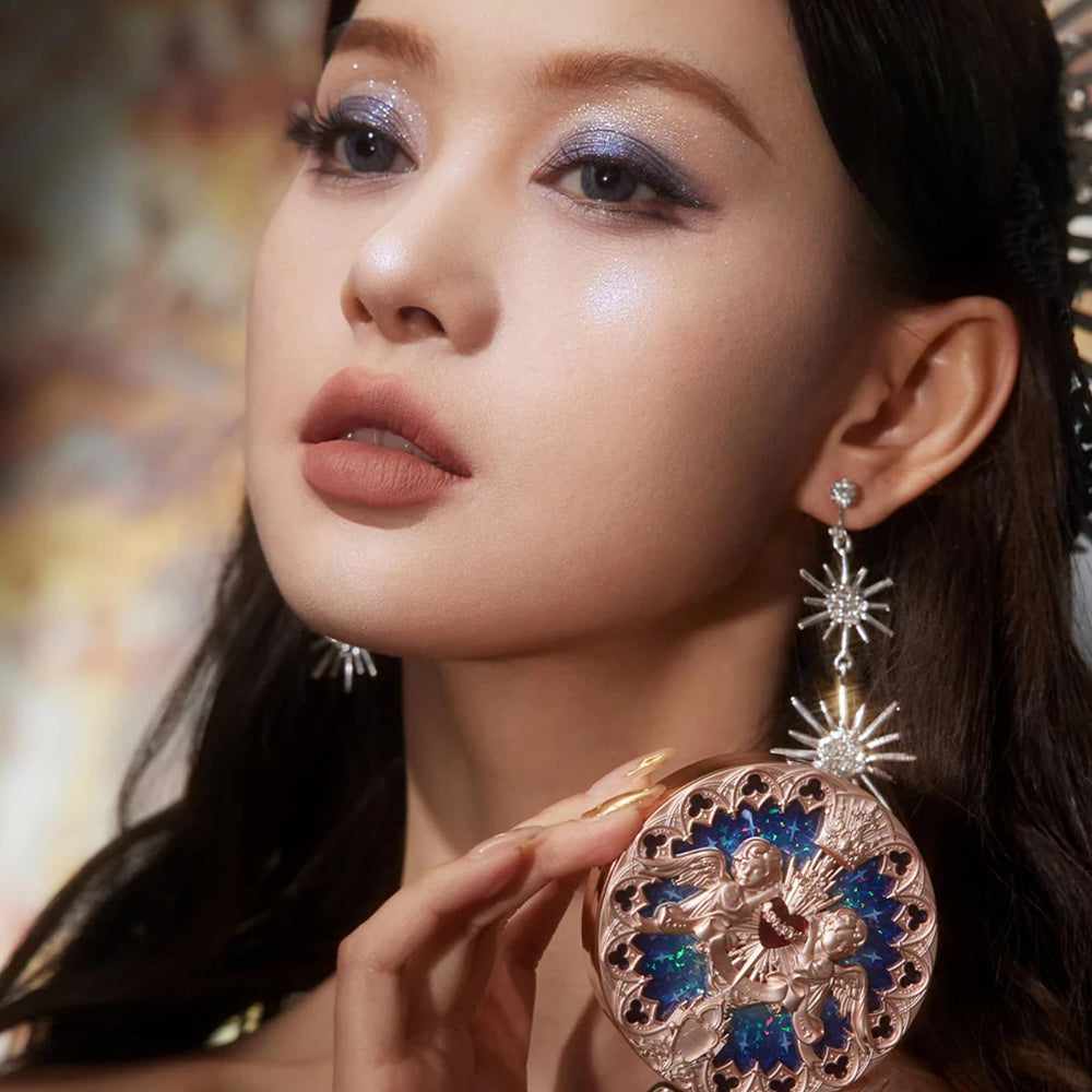 Flower Knows Little Angel Highlighter bleu celeste: nuance froide qui capte la lumière