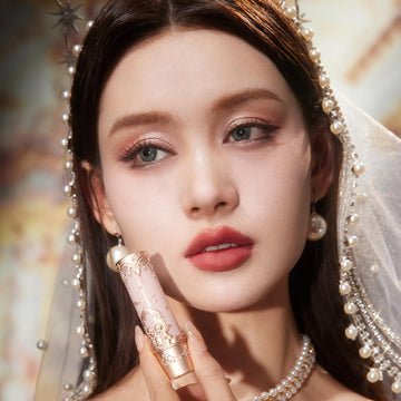 Flower Knows Little Angel combinación con brillo labial para looks versátiles.