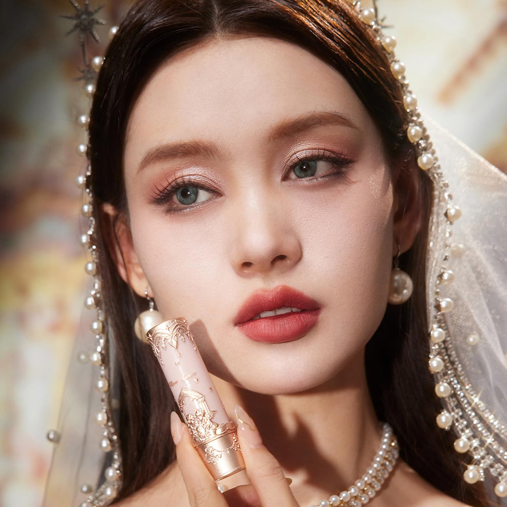 Flower Knows Little Angel combinación con brillo labial para looks versátiles.