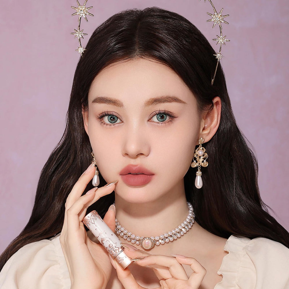 Diseño de empaque elegante que complementa tu rutina de maquillaje.