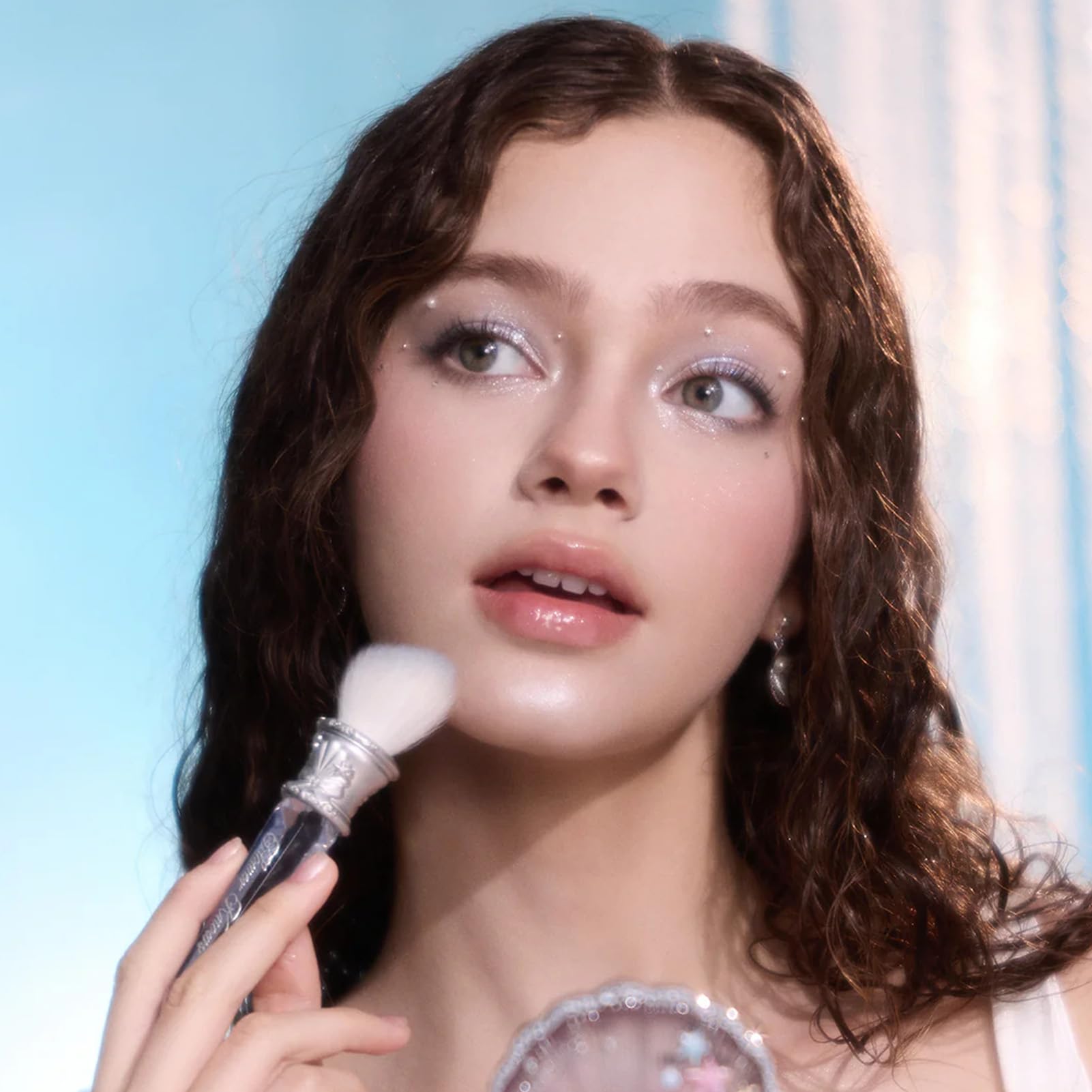 Flower Knows Shell's Jewel Angled Blush Brush, definición en las mejillas con borde angulado.