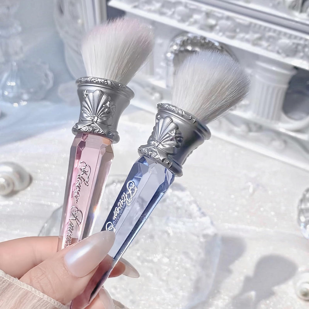 Flower Knows Shell's Jewel Angled Blush Brush, diseño marino inspirado en conchas.