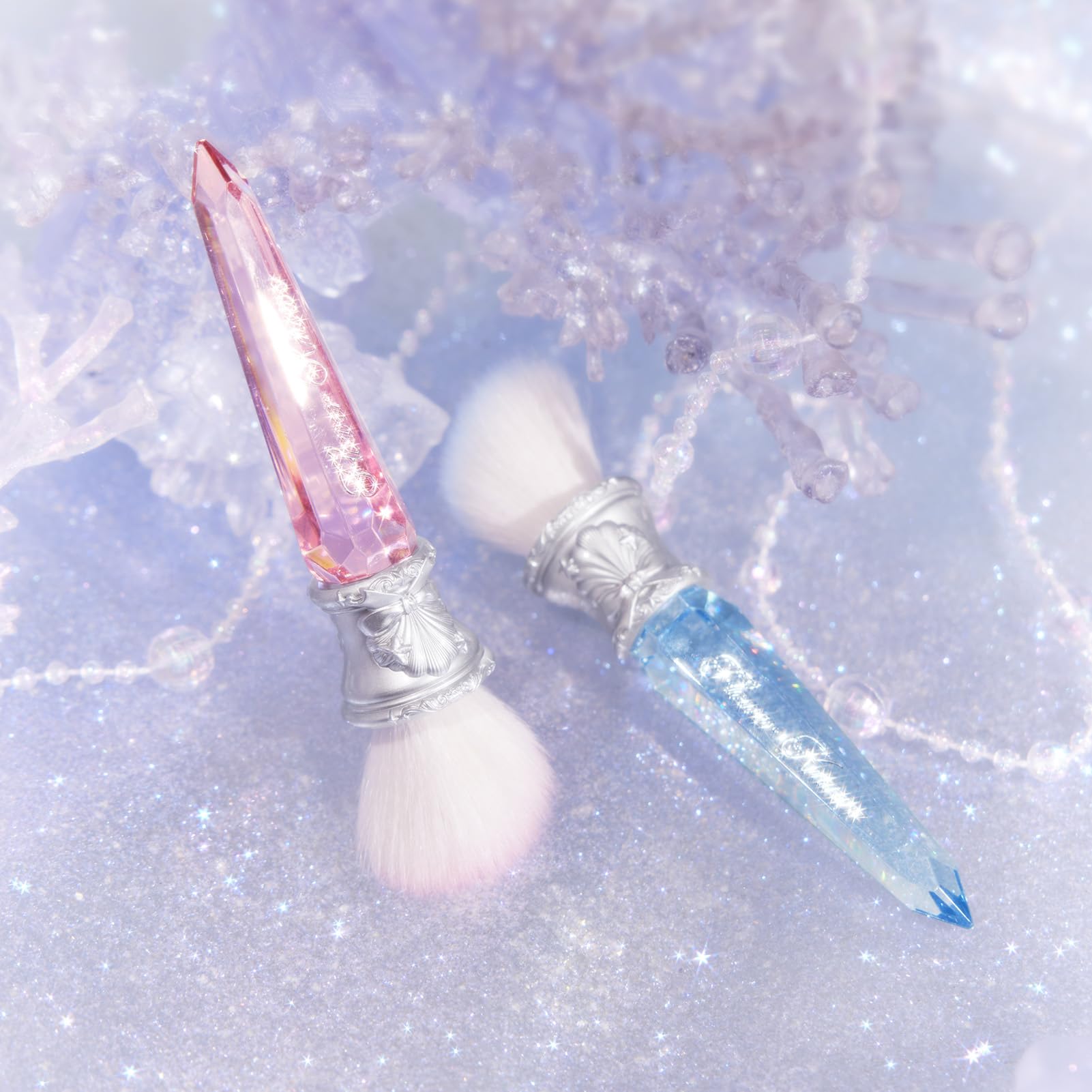 Flower Knows Shell's Jewel Angled Blush Brush, piel porcelana con brillo natural.