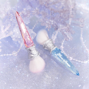 Flower Knows Shell's Jewel Angled Blush Brush, piel porcelana con brillo natural.
